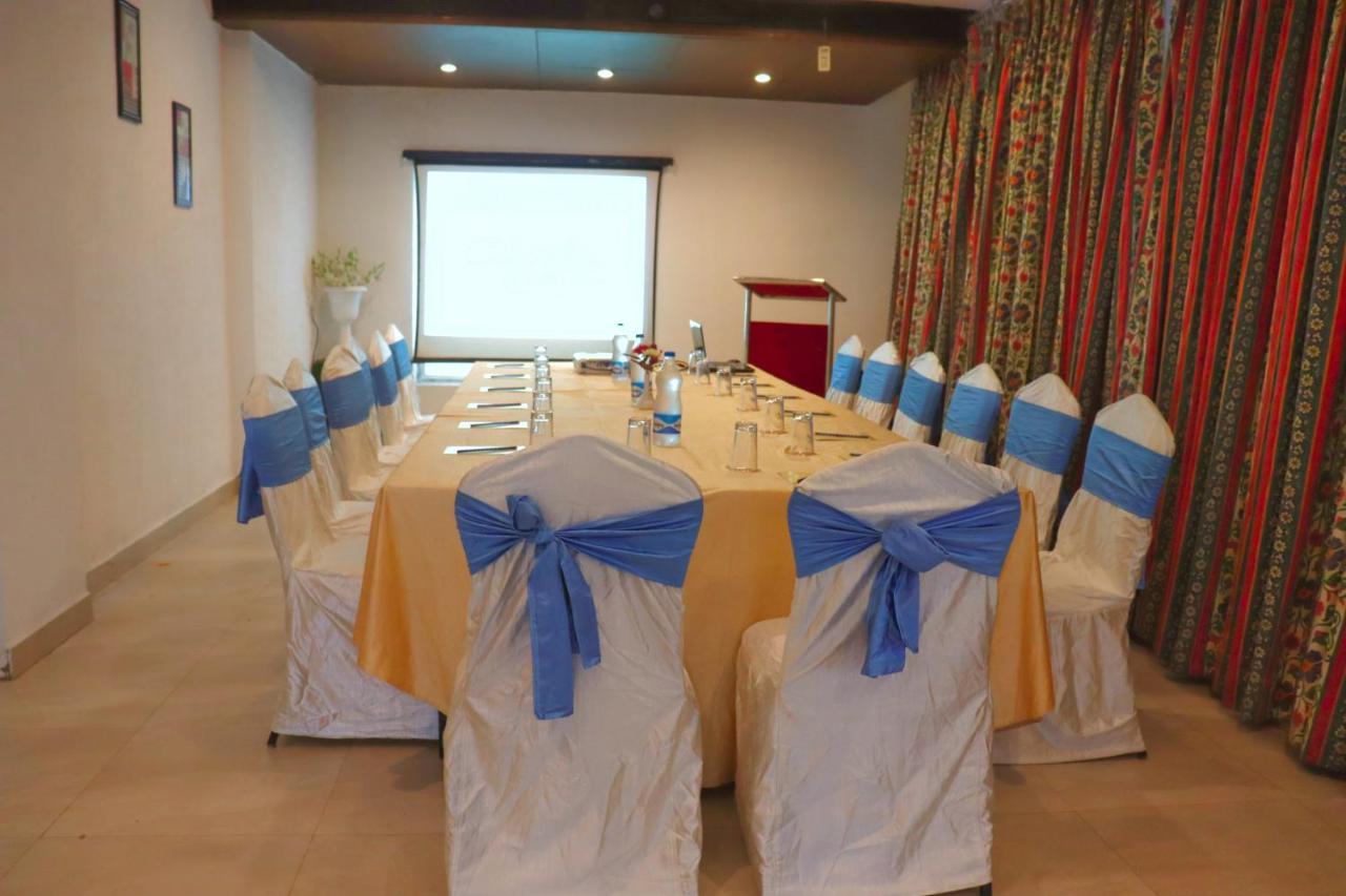 Hotel Clarks Collection Bhavnagar Exterior foto